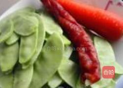 香肠炒扁豆的做法图解1