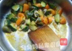 酸黄瓜炒凤尾虾的做法图解7