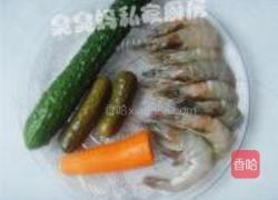 酸黄瓜炒凤尾虾的做法图解1