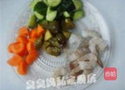 酸黄瓜炒凤尾虾的做法图解2