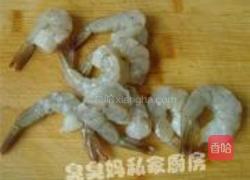 酸黄瓜炒凤尾虾的做法图解3