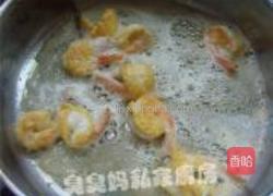 酸黄瓜炒凤尾虾的做法图解5