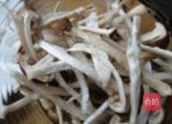 茶树菇木耳炒肉片的做法图解2