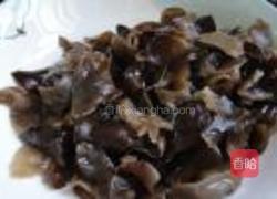 茶树菇木耳炒肉片的做法图解3