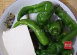 青椒炒豆腐的做法图解1