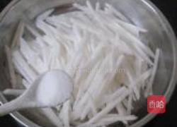 白萝卜拌海蜇的做法图解3