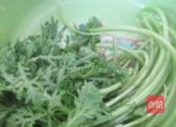 茼蒿拌豆干的做法图解1