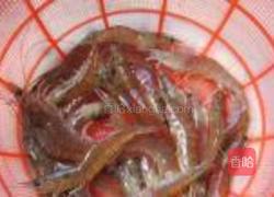 虾仁茭白炒毛豆的做法图解1