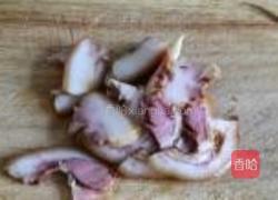 包菜炒猪头肉的做法图解1