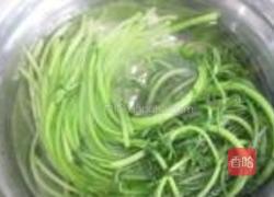 茼蒿炒鸡蛋的做法图解1