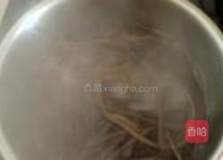 蒲公英拌蕨菜的做法图解1