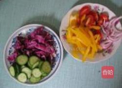 五彩蔬菜色拉的做法图解2