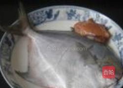 干烧鲳鱼的做法图解1