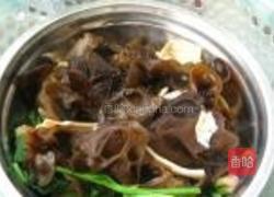 木耳腐竹拌菠菜的做法图解8