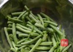 豇豆炒里脊的做法图解1