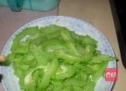 苦瓜炒蛋的做法图解3