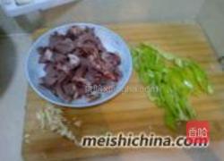 猪心炒辣椒的做法图解3