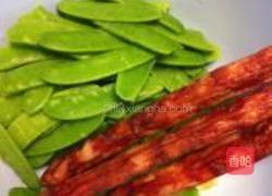 广式腊肠炒荷兰豆的做法图解1