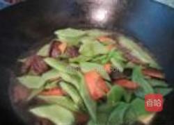 扁豆炒香肠的做法图解7