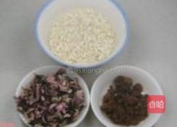 桃花红糖粥的做法图解1