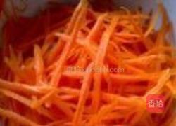 脆爽胡萝卜丝的做法图解1