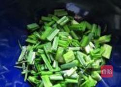 桃仁野葱炒蛋的做法图解2