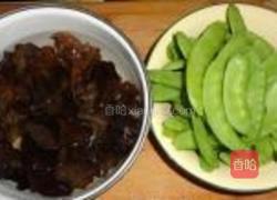 黑木耳炒荷兰豆的做法图解1