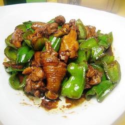 青椒炒草鸡块的做法[图]