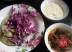 扁豆花肉片糯米粥的做法图解1