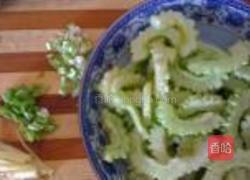 花蛤煮苦瓜的做法图解2