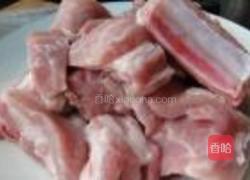话梅烧排骨的做法图解1