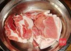土豆粉蒸肉的做法图解1