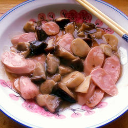 双菇炒鱼肉肠的做法[图]
