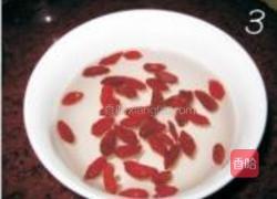 西芹枸杞炒百合的做法图解3