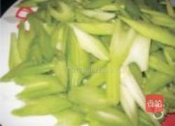 西芹枸杞炒百合的做法图解5