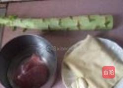 莴笋千张煮肉片的做法图解1