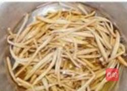黄花菜炒木耳的做法图解1