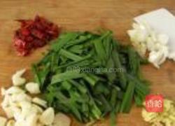 河虾炒韭菜的做法图解2