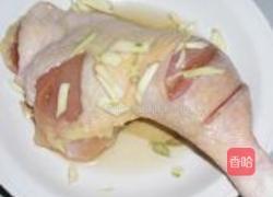 口蘑扒鸡腿的做法图解1
