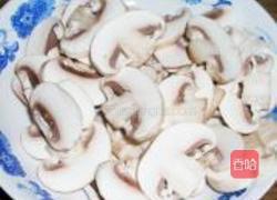 口蘑扒鸡腿的做法图解2