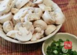 蘑菇炒鸡片的做法图解2