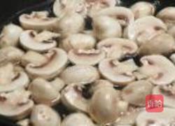 蘑菇炒鸡片的做法图解3