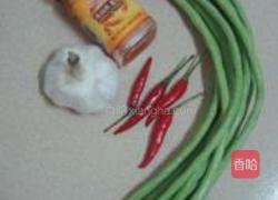 蒜香腐汁豆角的做法图解1