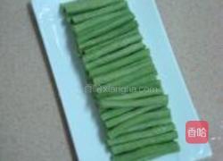 蒜香腐汁豆角的做法图解2