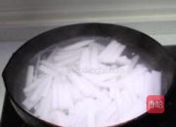 萝卜炒香菇瘦肉的做法图解1