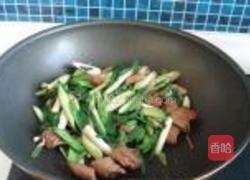 蒜苗炒大肠的做法图解6