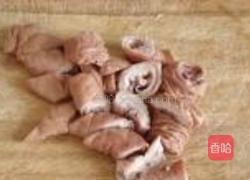 蒜苗炒大肠的做法图解1