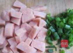 黄豆芽炒火腿肠的做法图解2