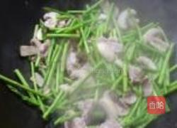 芦笋口蘑炒肉片的做法图解6
