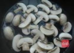 芦笋口蘑炒肉片的做法图解2